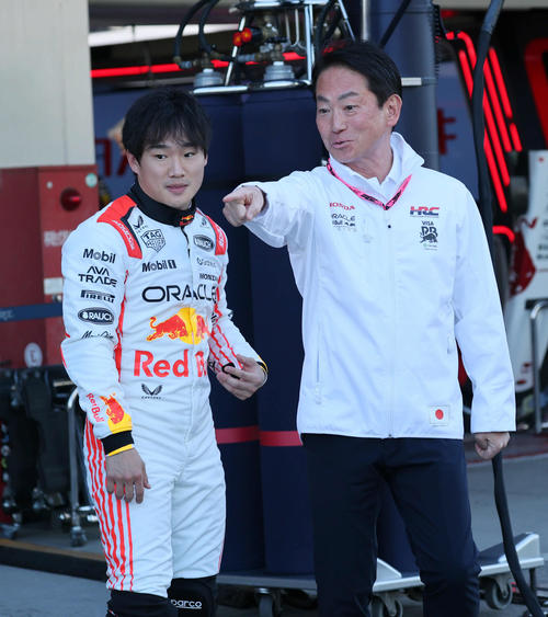 ピット前で談笑するレッドブル・ホンダの角田裕毅（左）とHRCの渡辺社長（撮影・宮崎幸一）