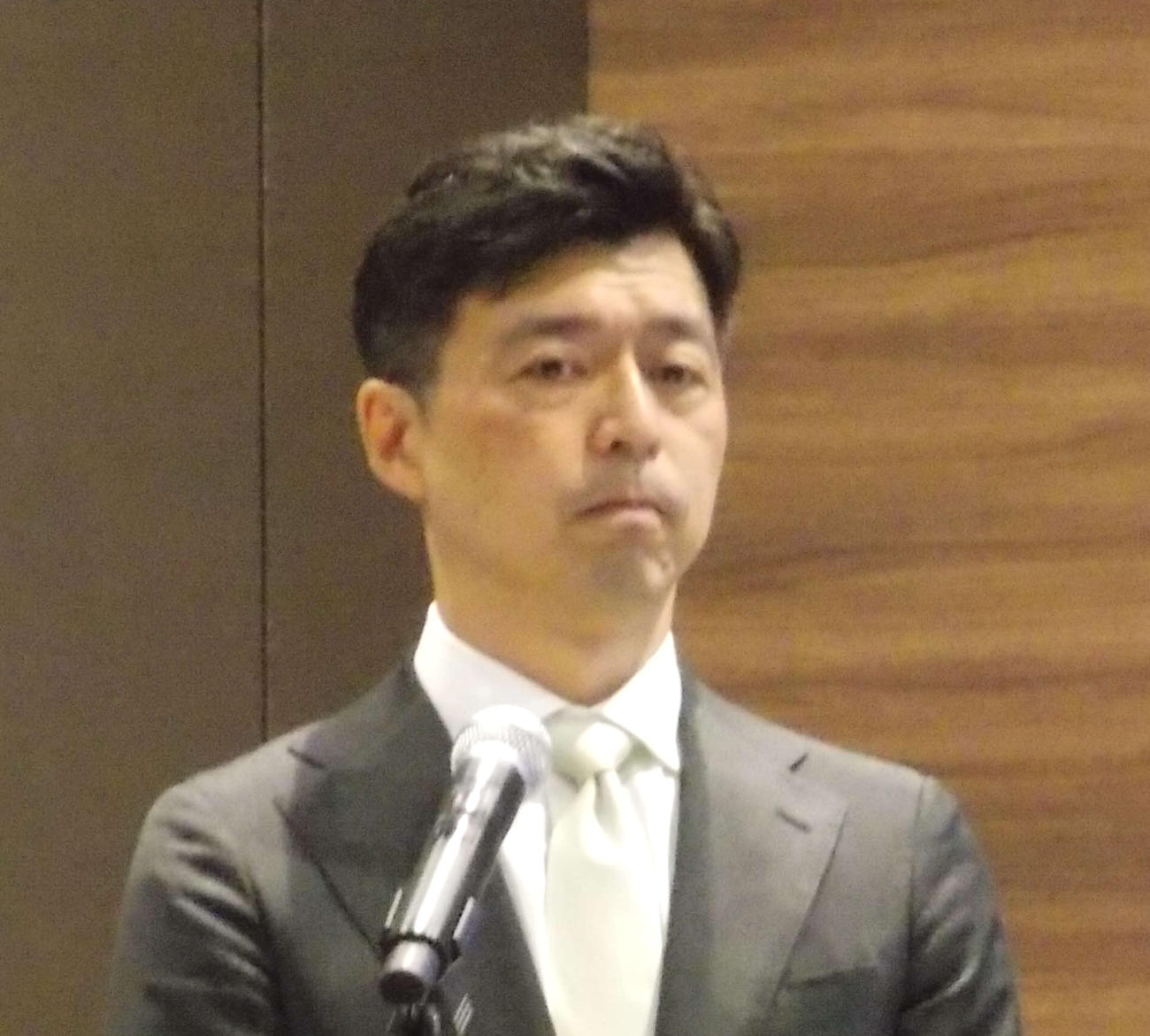 ソフトボールJDリーグの開幕前記者会見で司会を担った豊原謙二郎アナウンサー（撮影・松本航）