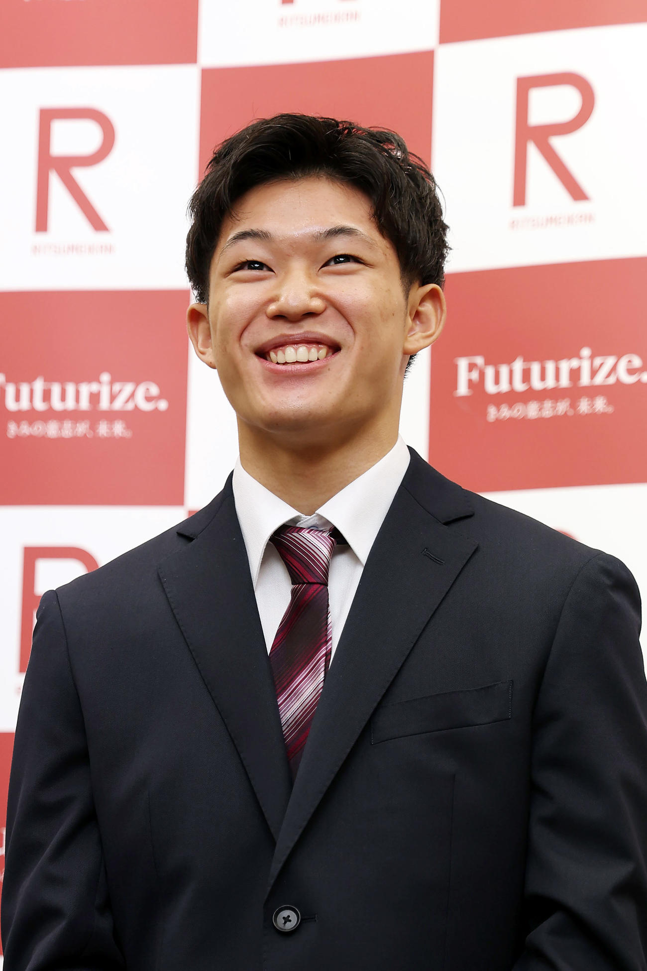 立命大の入学式に出席し、笑顔を見せながら取材に応じる男子高飛び込みの玉井（撮影・前田充）