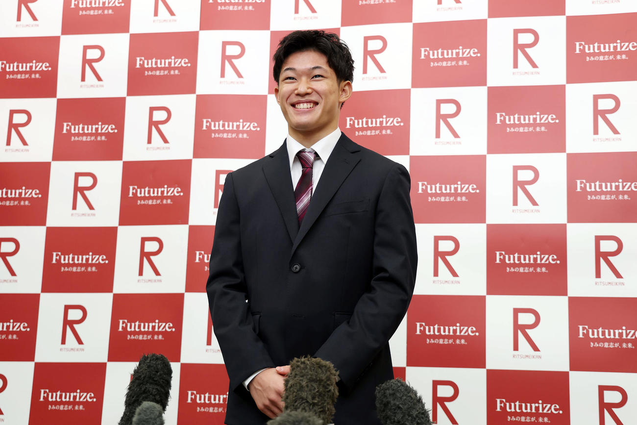 立命大の入学式に出席し、笑顔を見せながら取材に応じる男子高飛び込みの玉井（撮影・前田充）