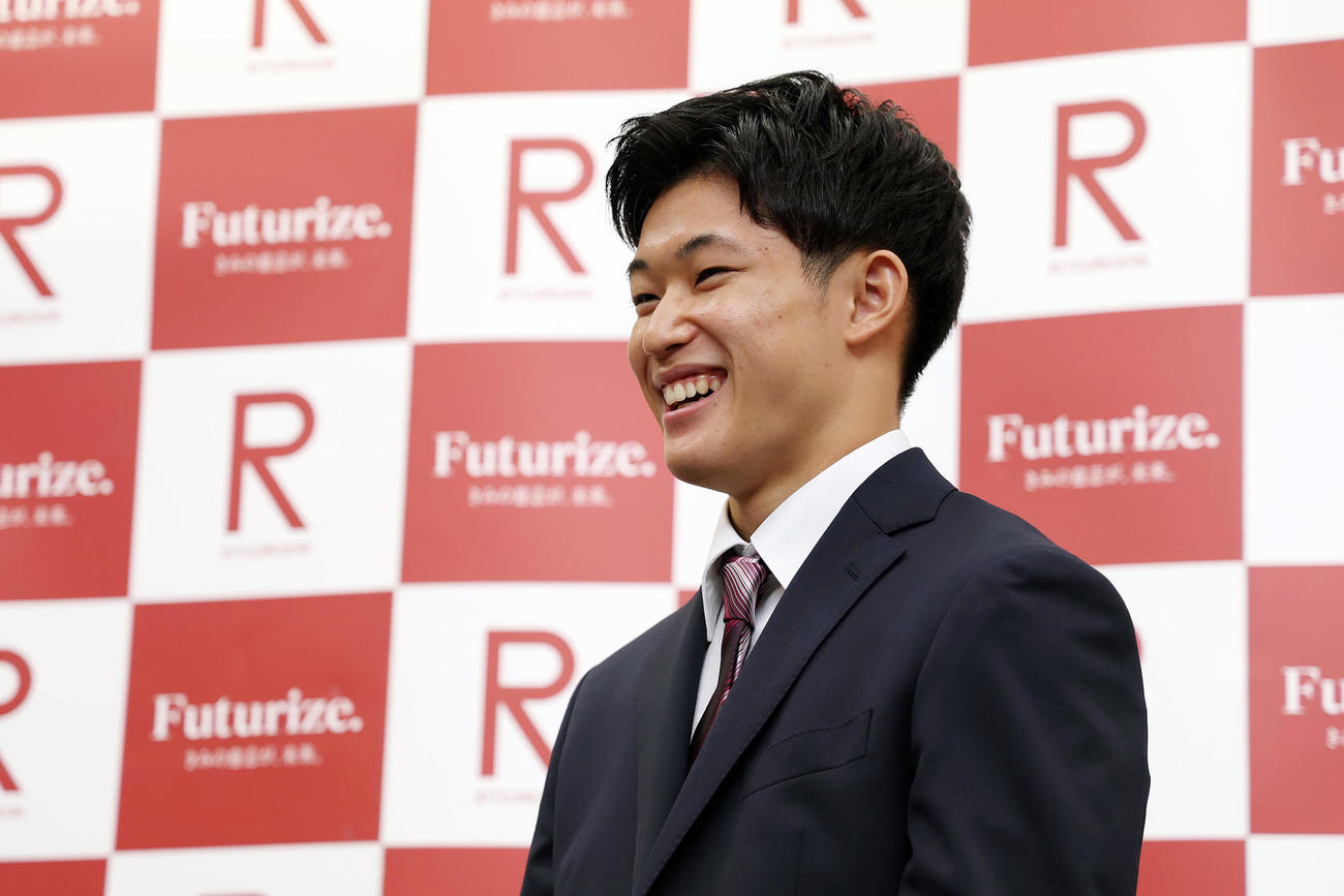 立命大の入学式に出席し、笑顔を見せながら取材に応じる男子高飛び込みの玉井（撮影・前田充）