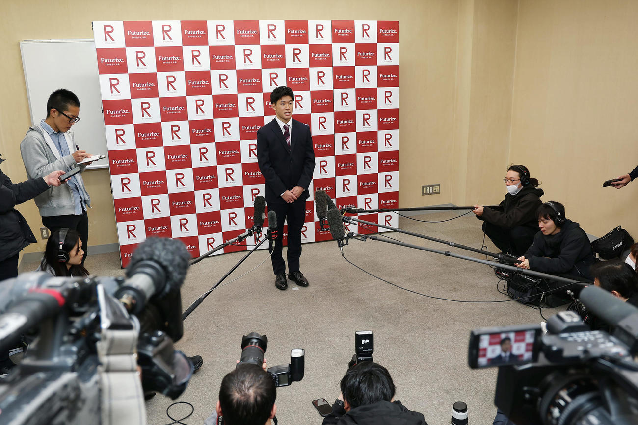 立命大の入学式に出席し、取材に応じる男子高飛び込みの玉井（撮影・前田充）