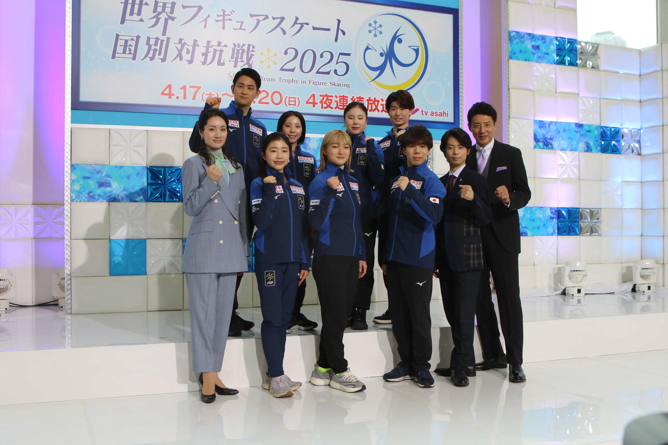 世界国別対抗戦に臨む日本代表ら。前列左から荒川さん、千葉、坂本、佐藤、町田さん、松岡さん、後列左から木原、三浦、吉田、森田