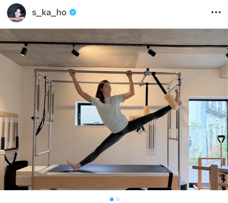 180度開脚する坂口佳穂さん（坂口佳穂さんのインスタグラムから）