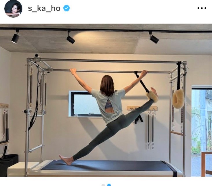 180度開脚する坂口佳穂さん（坂口佳穂さんのインスタグラムから）
