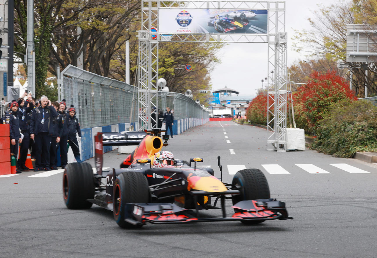 「Red Bull Showrun×Powered by Honda」でドーナツターンを披露するRed Bull Racingの角田（撮影・野上伸悟）