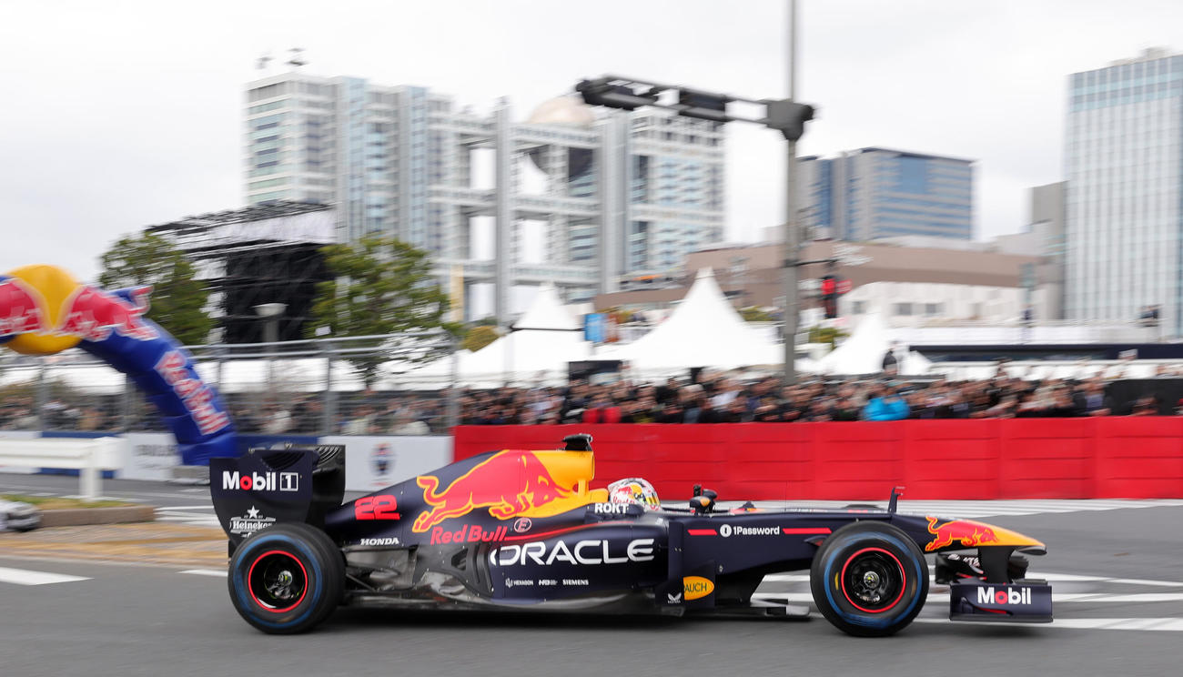 「Red Bull Showrun×Powered by Honda」で公道を走るRed Bull Racingの角田（撮影・野上伸悟）