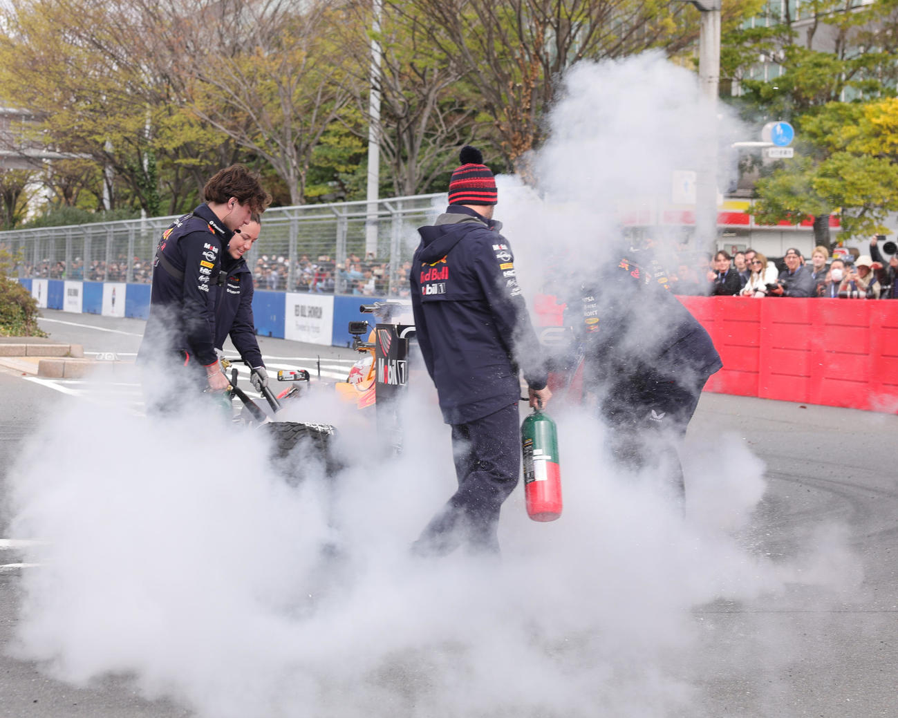 「Red Bull Showrun×Powered by Honda」でドーナツターンを披露したRed Bull Racingの角田のマシンを冷やすスタッフ（撮影・野上伸悟）