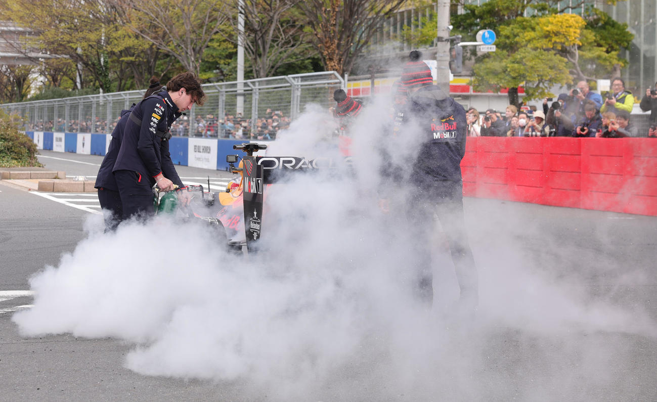 「Red Bull Showrun×Powered by Honda」でドーナツターンを披露したRed Bull Racingの角田のマシンを冷やすスタッフ（撮影・野上伸悟）