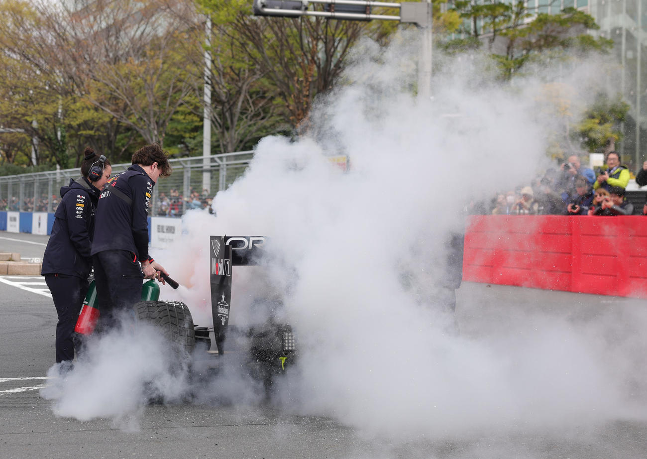 「Red Bull Showrun×Powered by Honda」でドーナツターンを披露したRed Bull Racingの角田のマシンを冷やすスタッフ（撮影・野上伸悟）