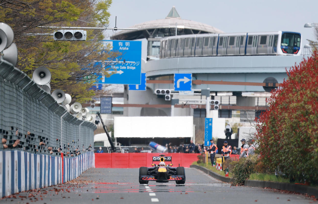 「Red Bull Showrun×Powered by Honda」で、ゆりかもめを背に走るRed Bull Racingの角田（撮影・野上伸悟）