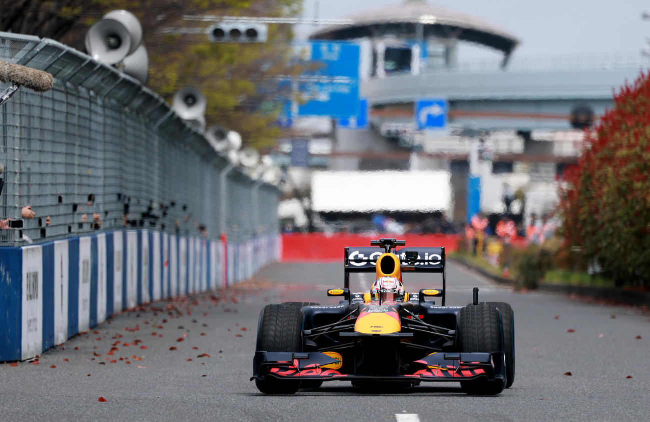 「Red Bull Showrun×Powered by Honda」で走るRed Bull Racingの角田（撮影・野上伸悟）