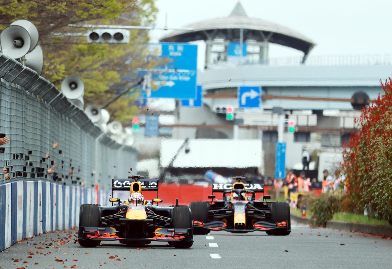 「Red Bull Showrun×Powered by Honda」で、フェルスタッペン（後方）と走るRed Bull Racingの角田（撮影・野上伸悟）