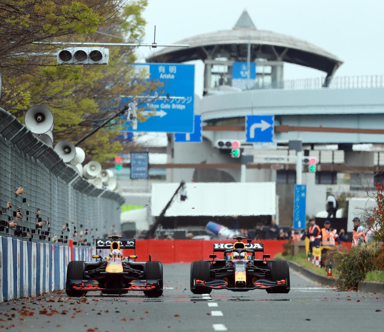 「Red Bull Showrun×Powered by Honda」で、フェルスタッペン（右）と走るRed Bull Racingの角田（撮影・野上伸悟）