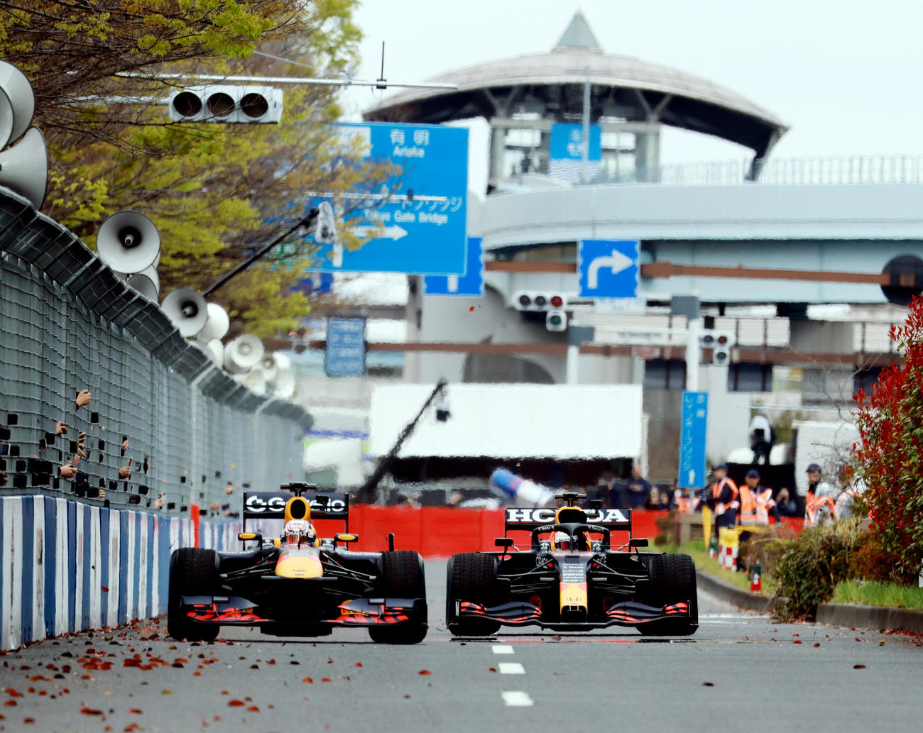 「Red Bull Showrun×Powered by Honda」で、フェルスタッペン（右）と走るRed Bull Racingの角田（撮影・野上伸悟）