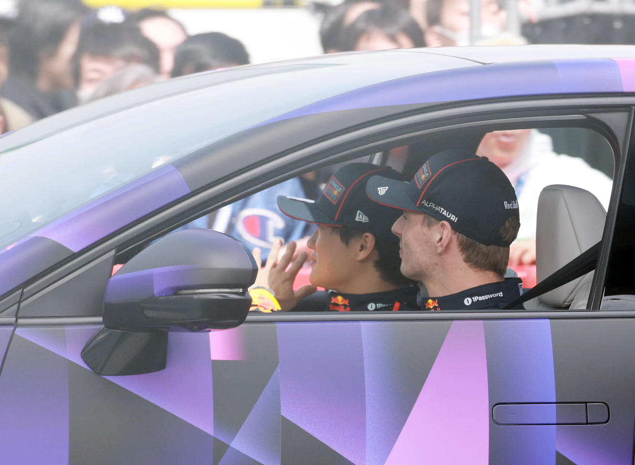 「Red Bull Showrun×Powered by Honda」でパレードランを行う、Red Bull Racingの角田（奥）とフェルスタッペン（撮影・野上伸悟）