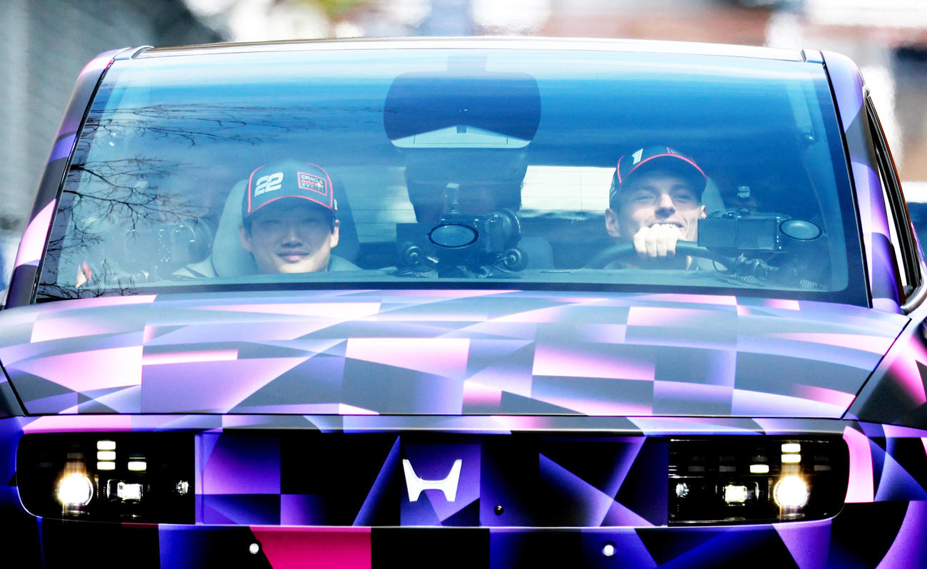 「Red Bull Showrun×Powered by Honda」でパレードランを行う、Red Bull Racingの角田（左）とフェルスタッペン（撮影・野上伸悟）