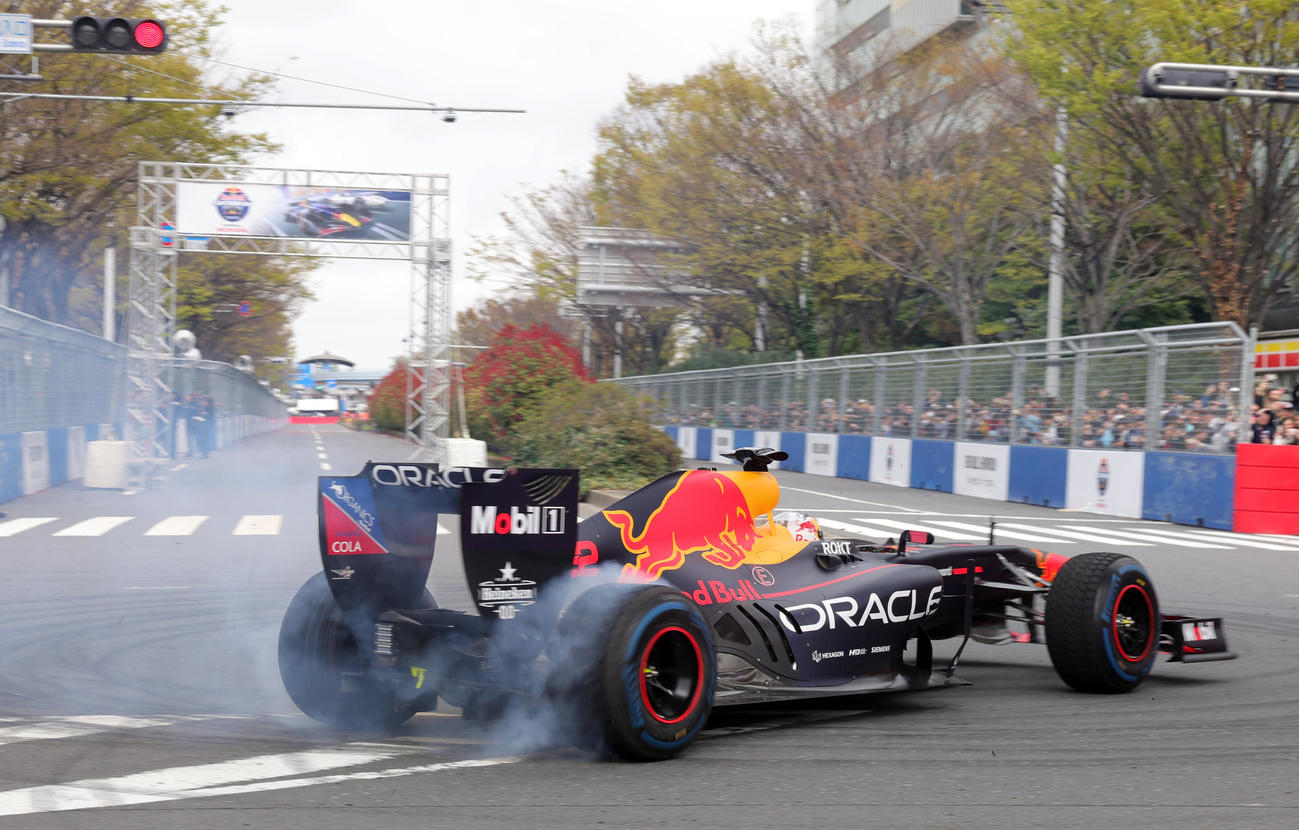 「Red Bull Showrun×Powered by Honda」でドーナツターンを披露するRed Bull Racingの角田（撮影・野上伸悟）