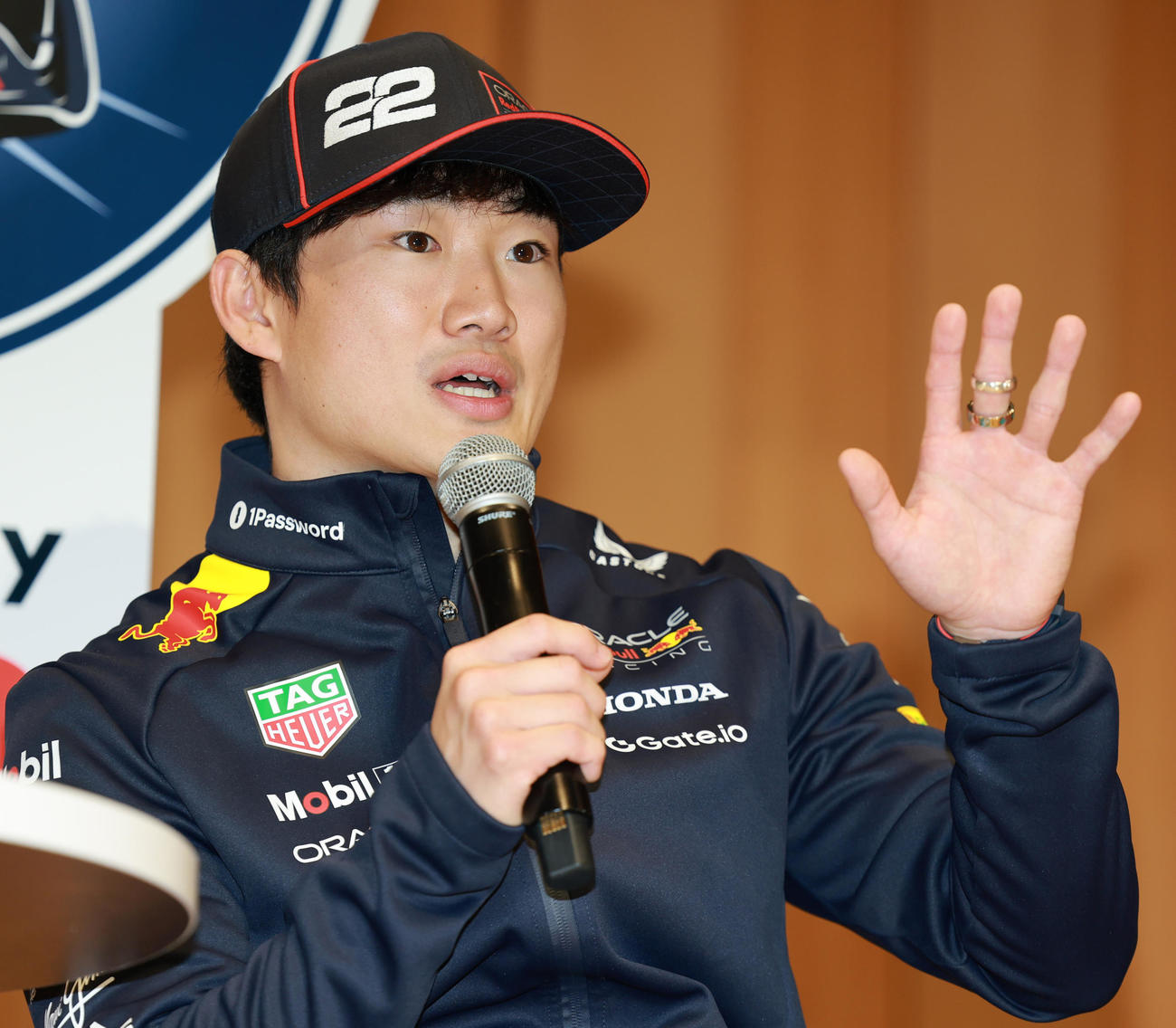 「Red Bull Showrun×Powered by Honda」を終え会見するるRed Bull Racingの角田（撮影・野上伸悟）