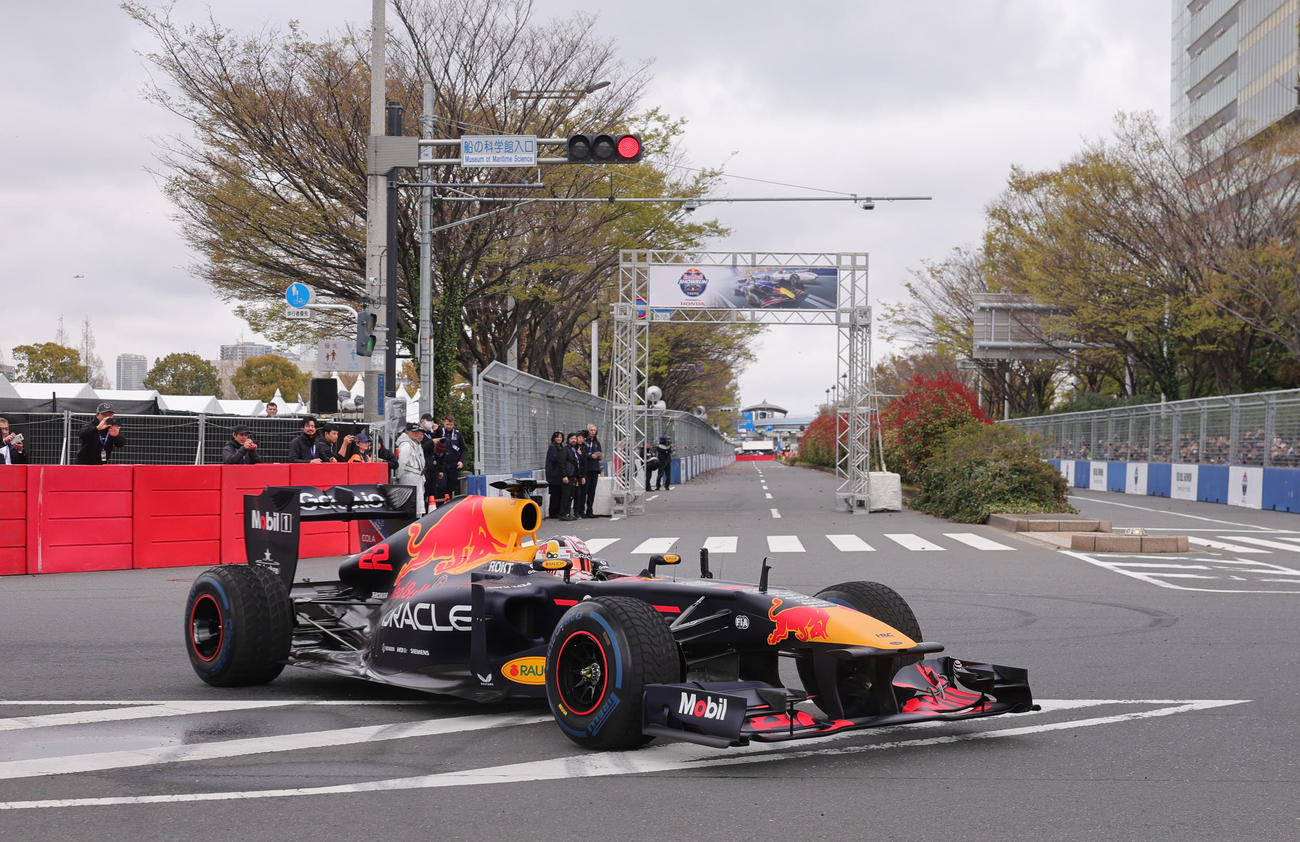 「Red Bull Showrun×Powered by Honda」でドーナツターンを披露するRed Bull Racingの角田（撮影・野上伸悟）