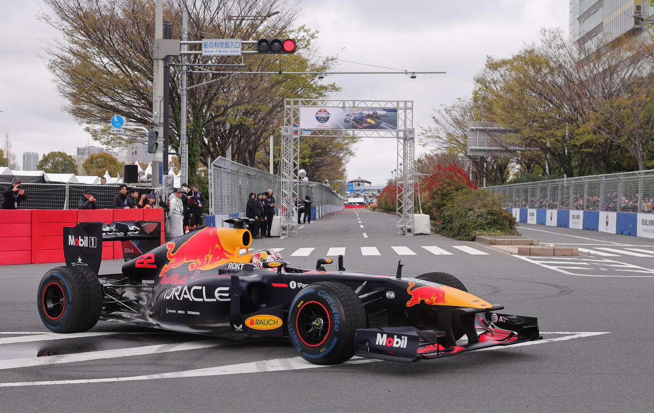 「Red Bull Showrun×Powered by Honda」でドーナツターンを披露するRed Bull Racingの角田（撮影・野上伸悟）