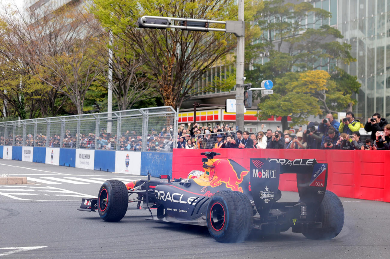「Red Bull Showrun×Powered by Honda」でドーナツターンを披露するRed Bull Racingの角田（撮影・野上伸悟）