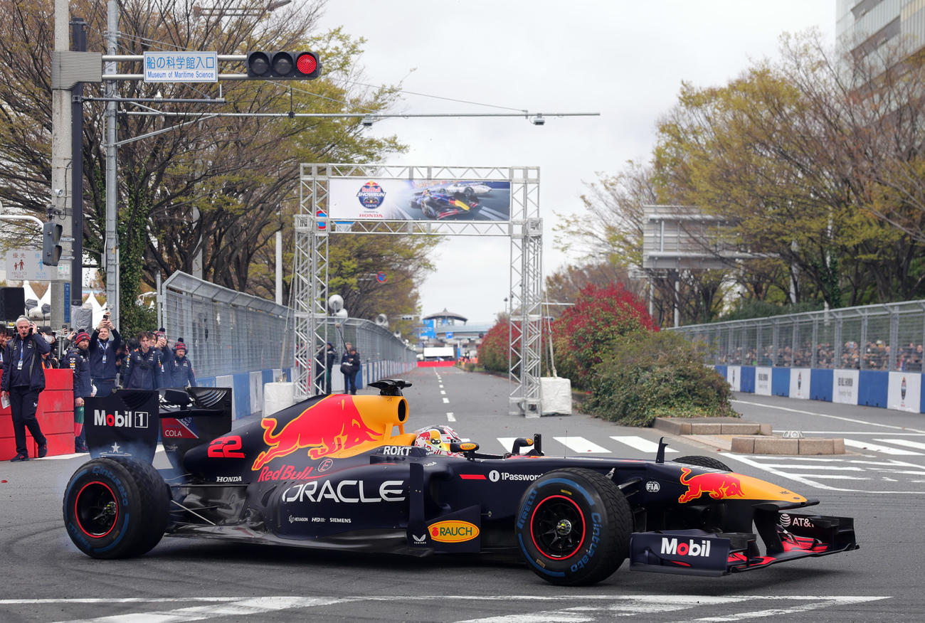 「Red Bull Showrun×Powered by Honda」でドーナツターンを披露するRed Bull Racingの角田（撮影・野上伸悟）