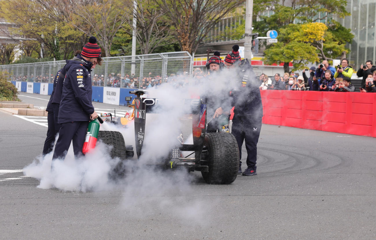 「Red Bull Showrun×Powered by Honda」でドーナツターンを披露したRed Bull Racingの角田のマシンを冷やすスタッフ（撮影・野上伸悟）