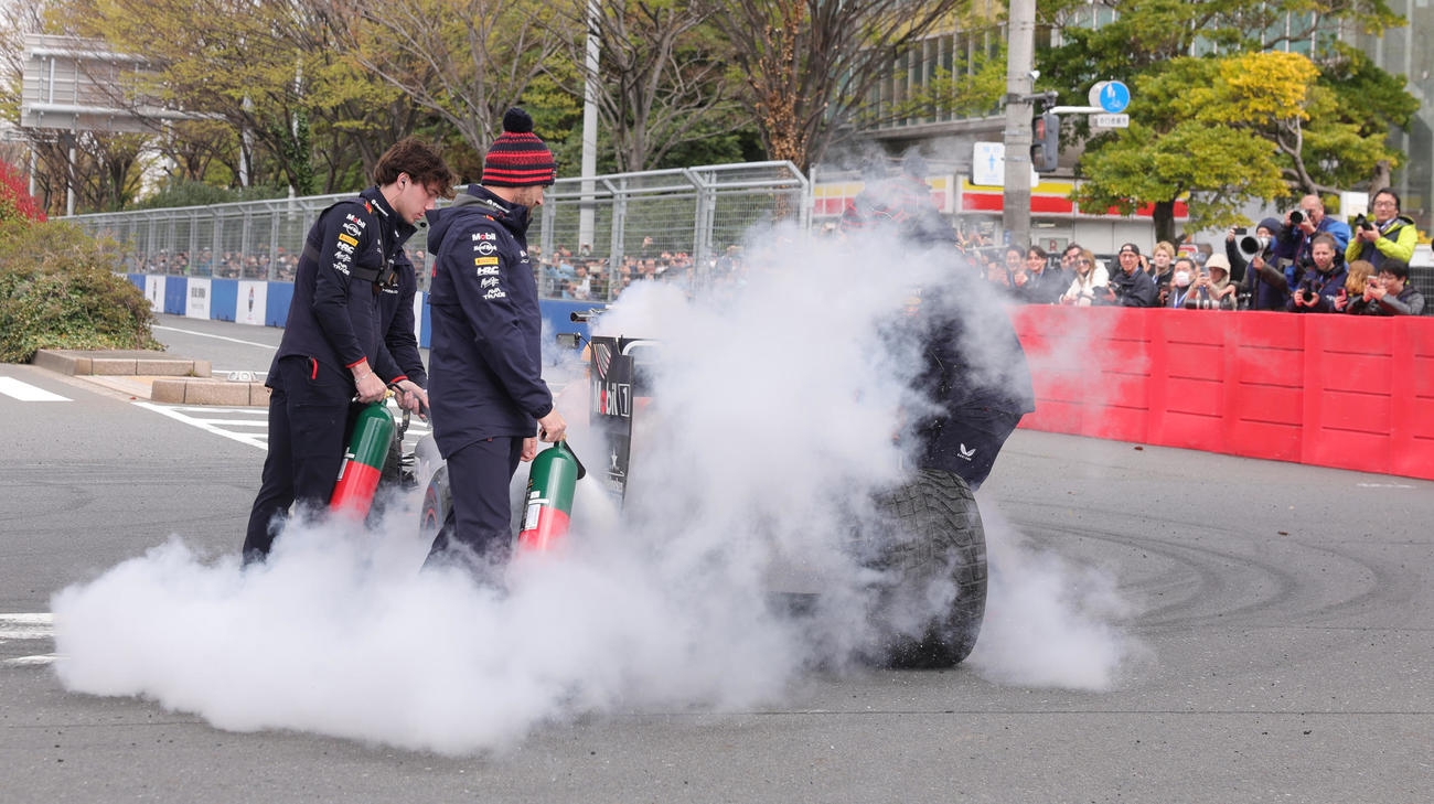 「Red Bull Showrun×Powered by Honda」でドーナツターンを披露したRed Bull Racingの角田のマシンを冷やすスタッフ（撮影・野上伸悟）
