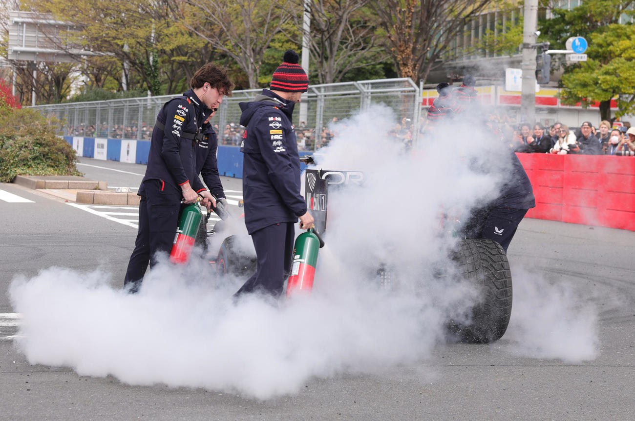 「Red Bull Showrun×Powered by Honda」でドーナツターンを披露したRed Bull Racingの角田のマシンを冷やすスタッフ（撮影・野上伸悟）
