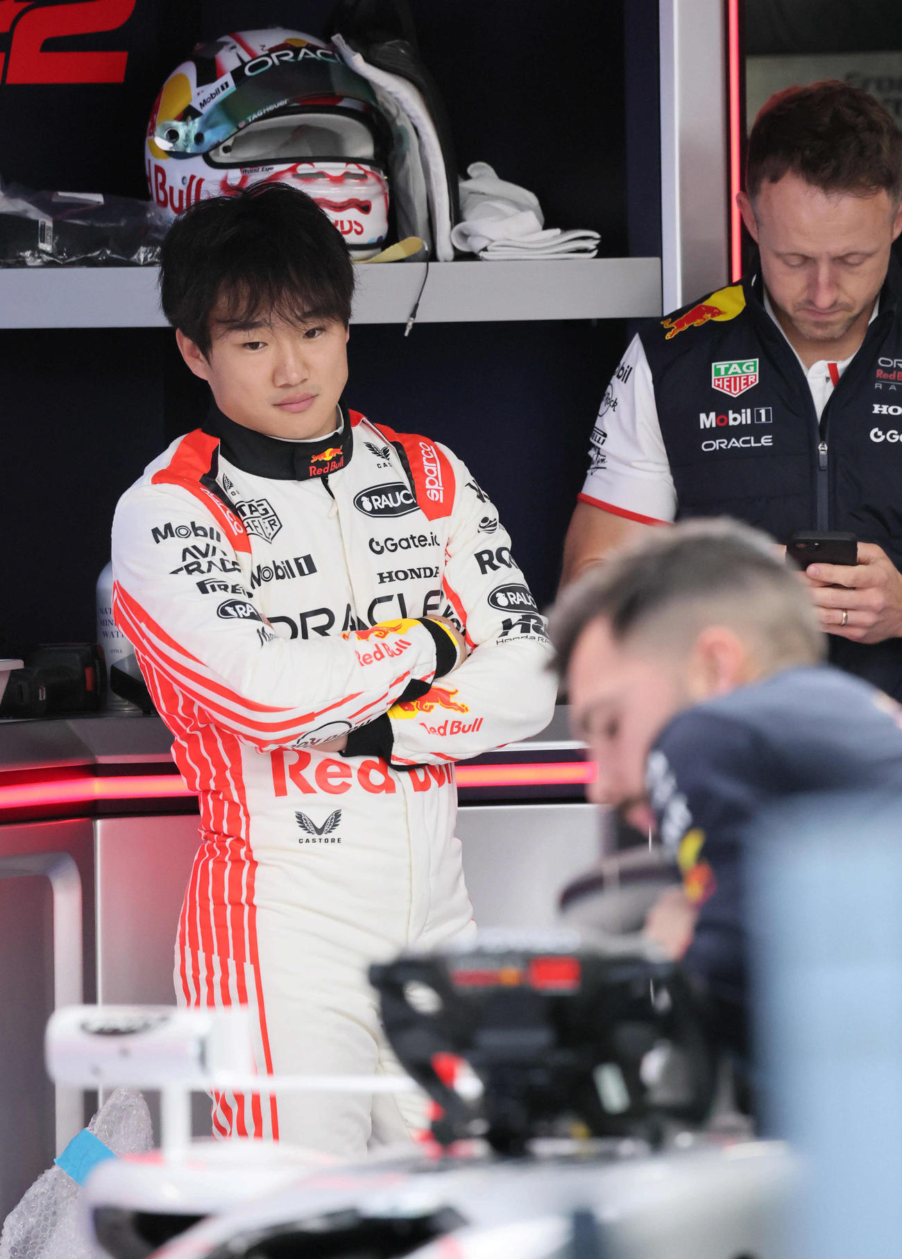 レッドブル・ホンダRB21のシート合わせを行い、調整を見守る角田裕毅（撮影・宮崎幸一）