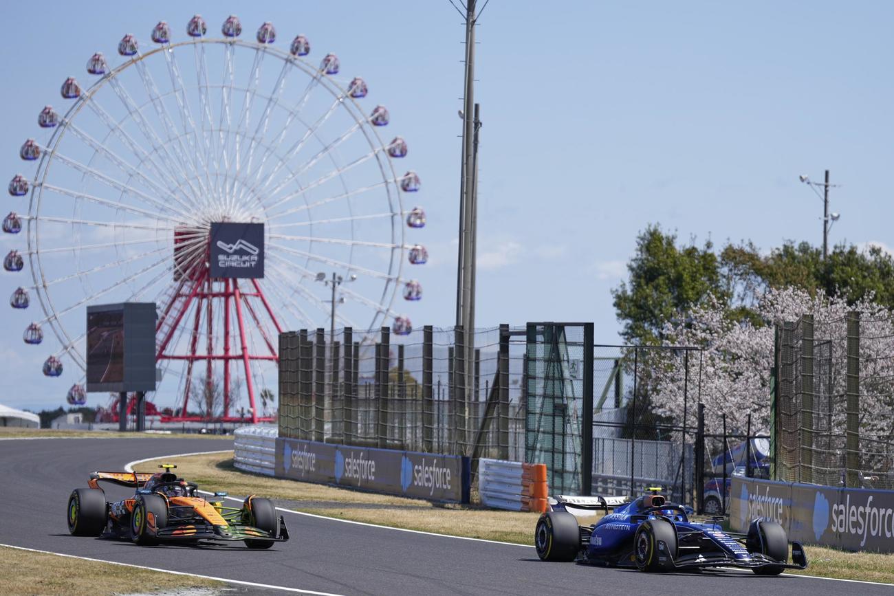 日本グランプリで走行するウィリアムズのカルロス・サインツ（右）とマクラーレンのランド・ノリス（AP）