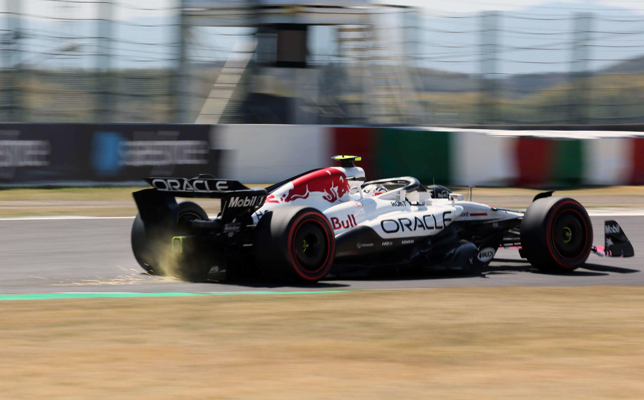 フリー走行1回目、デグナーカーブ1つ目で火花を散らして走行するレッドブル・ホンダの角田裕毅（撮影・宮崎幸一）