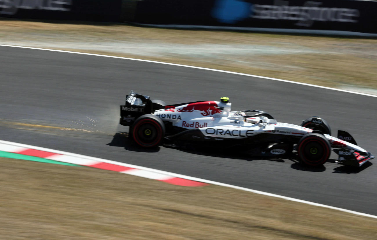フリー走行1回目、デグナーカーブ1つ目で火花を散らして走行するレッドブル・ホンダの角田裕毅（撮影・宮崎幸一）