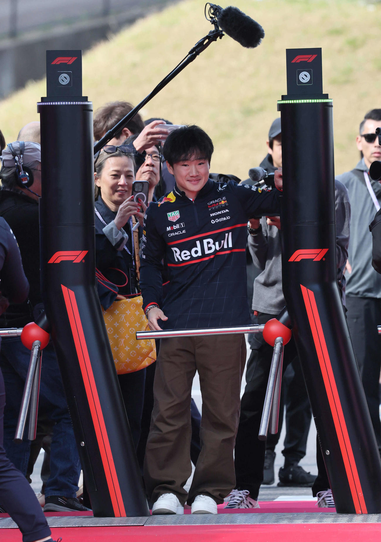 フリー走行に向けてパドック入りするレッドブル・ホンダの角田裕毅（撮影・宮崎幸一）