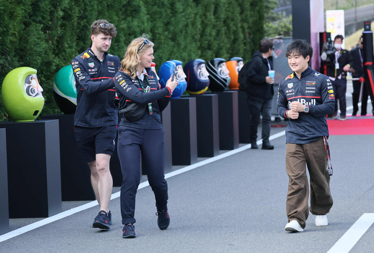 フリー走行に向けてパドック入りするレッドブル・ホンダの角田裕毅（撮影・宮崎幸一）