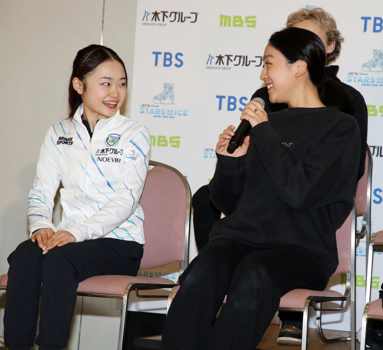 会見で島田麻央（左）から「浅田さんに聞きたいこと」を受け笑顔で答える浅田真央（撮影・加藤哉）