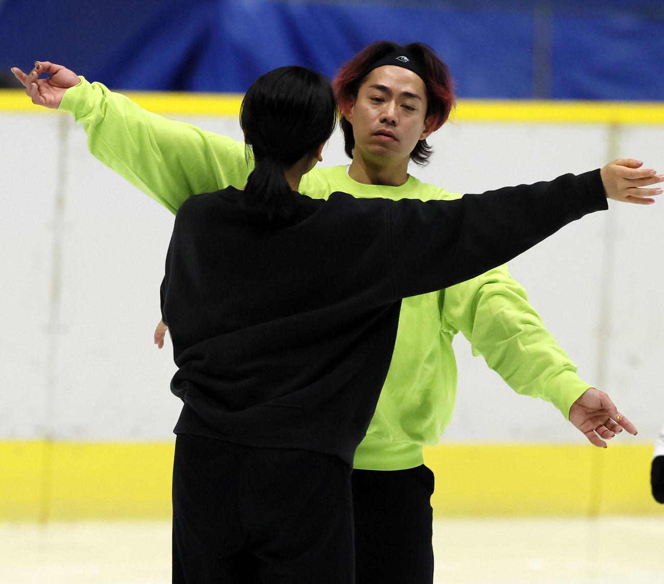 本番へ向け練習する浅田真央（左）と高橋大輔（撮影・加藤哉）