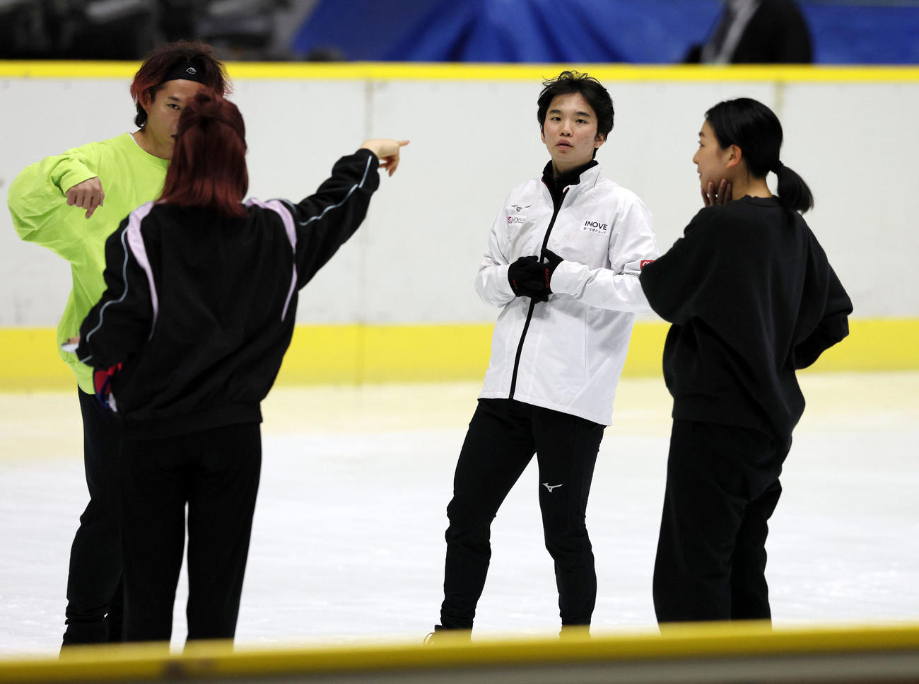 本番へ向け話し合いながら調整する左から高橋大輔、村元哉中、友野一希、浅田真央（撮影・加藤哉）