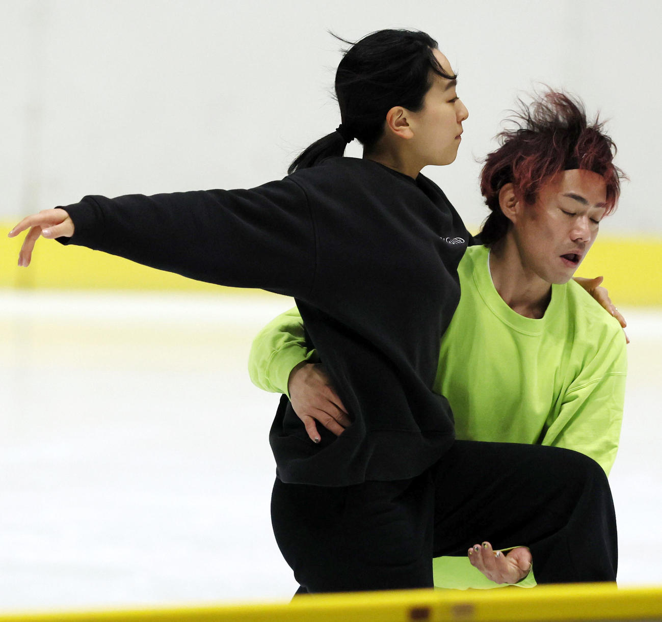 本番へ向け練習する浅田真央（左）と高橋大輔（撮影・加藤哉）