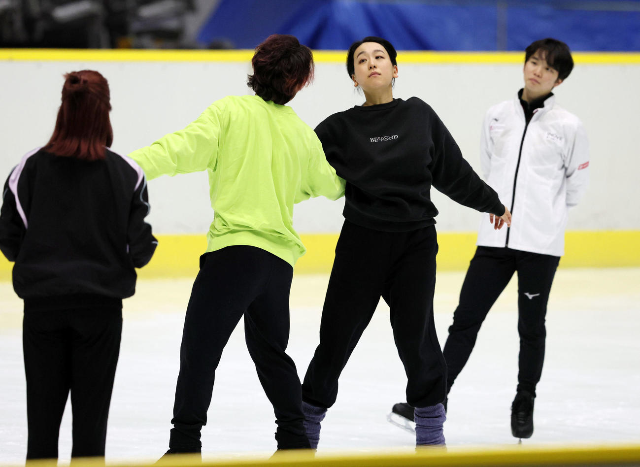 本番へ向け練習する浅田真央。左からは村元哉中、高橋大輔、右端は友野一希（撮影・加藤哉）