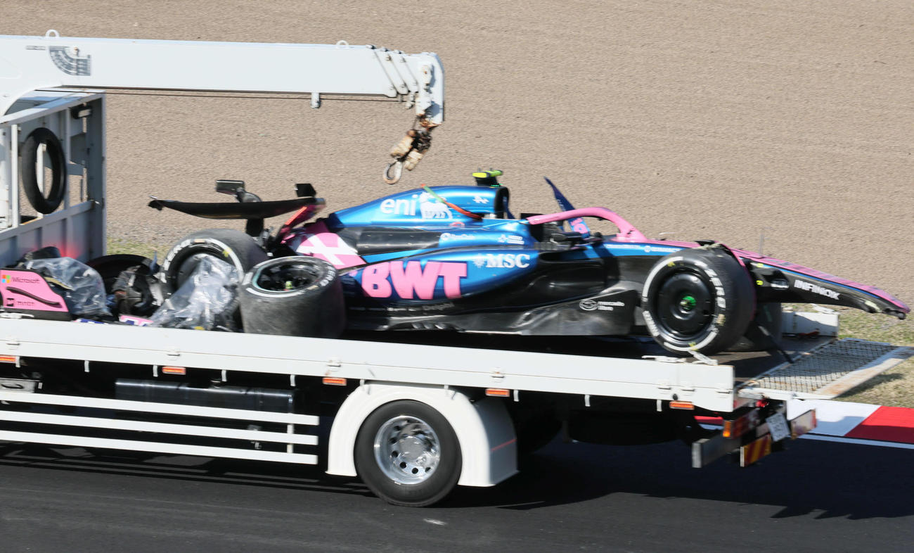 フリー走行2回目、1～2コーナーで外側フェンスに突っ込み大破し、レッカー車で回収されるドゥーハンのアルピーヌ（撮影・宮崎幸一）