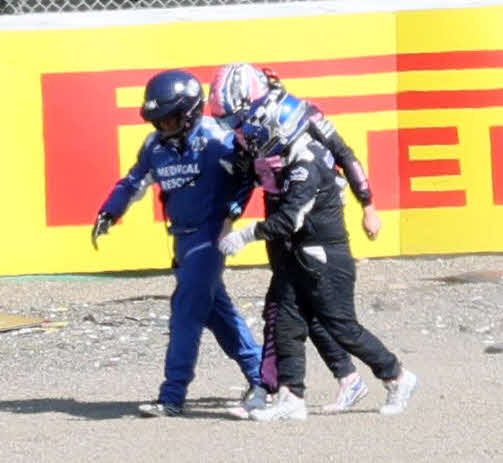 フリー走行2回目、1～2コーナーで外側フェンスに突っ込み大破したアルピーヌのドゥーハン（撮影・宮崎幸一）