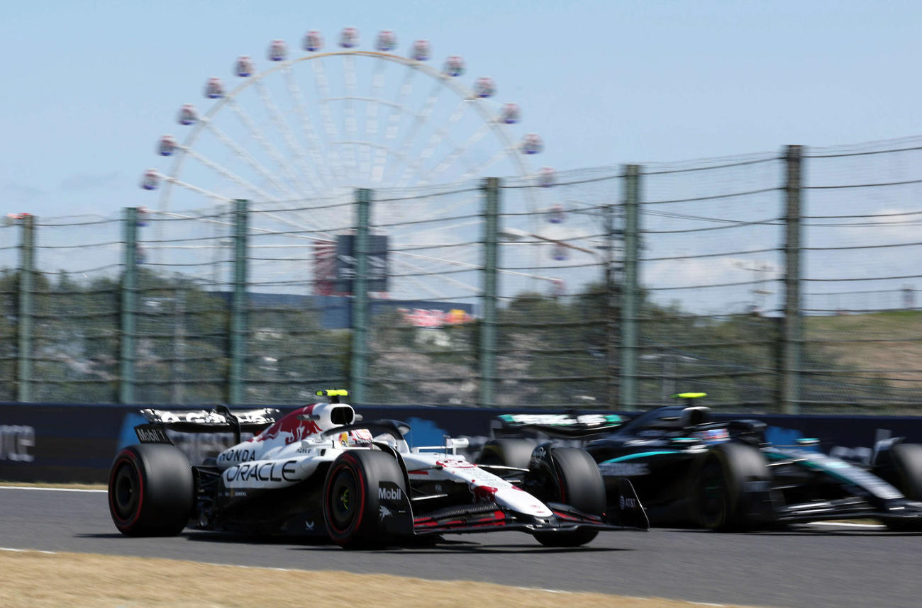 フリー走行1回目、観覧車をバックに走行する角田裕毅（撮影・宮崎幸一）