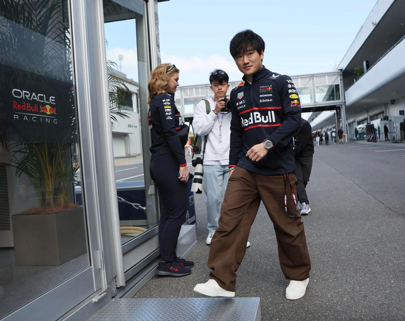 チームのホスピタリティーブースに入るレッドブル・ホンダの角田裕毅（撮影・宮崎幸一）