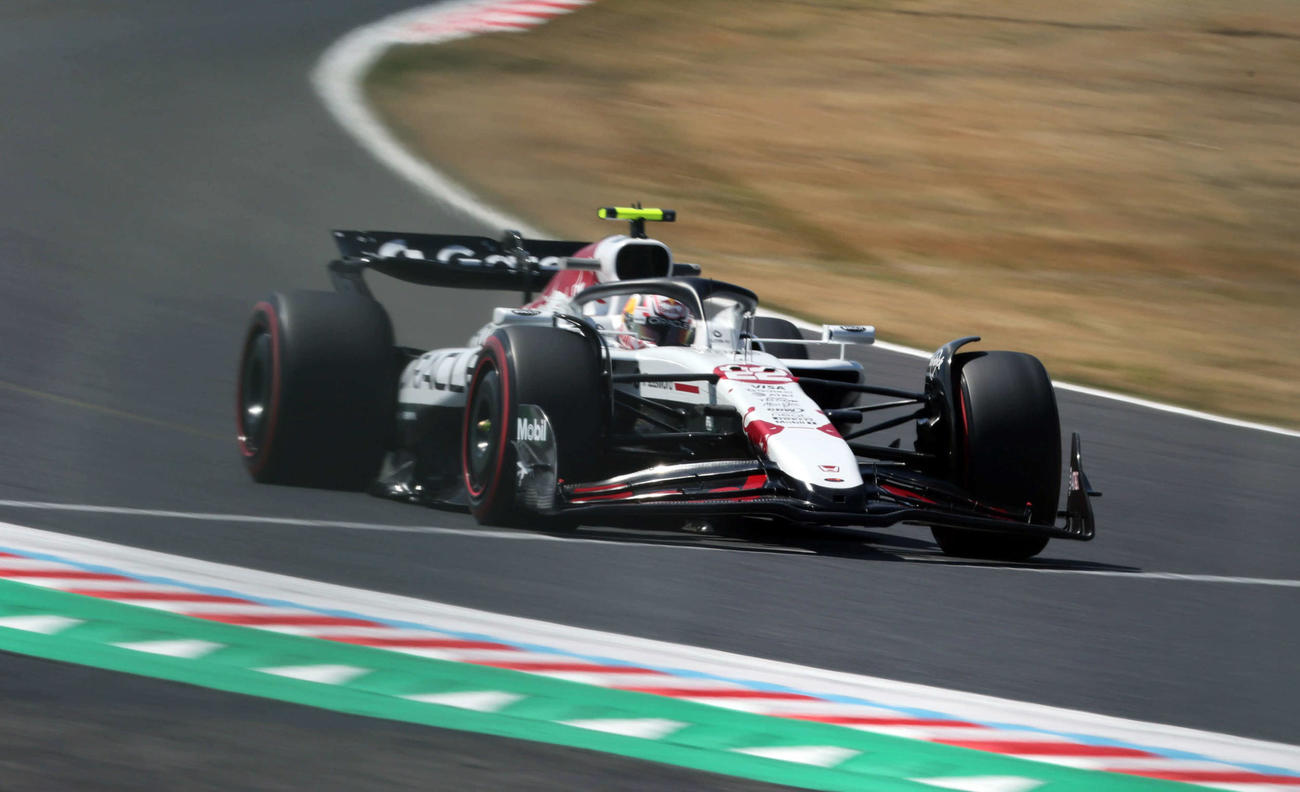 フリー走行1回目、130Rを全開で走行するレッドブル・ホンダの角田裕毅（撮影・宮崎幸一）