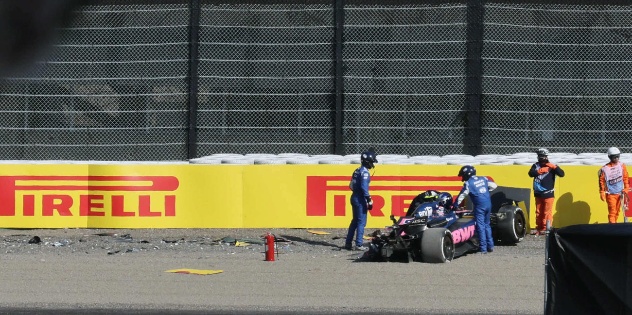 フリー走行2回目、1～2コーナーで外側フェンスに突っ込み大破したドゥーハンのアルピーヌ（撮影・宮崎幸一）