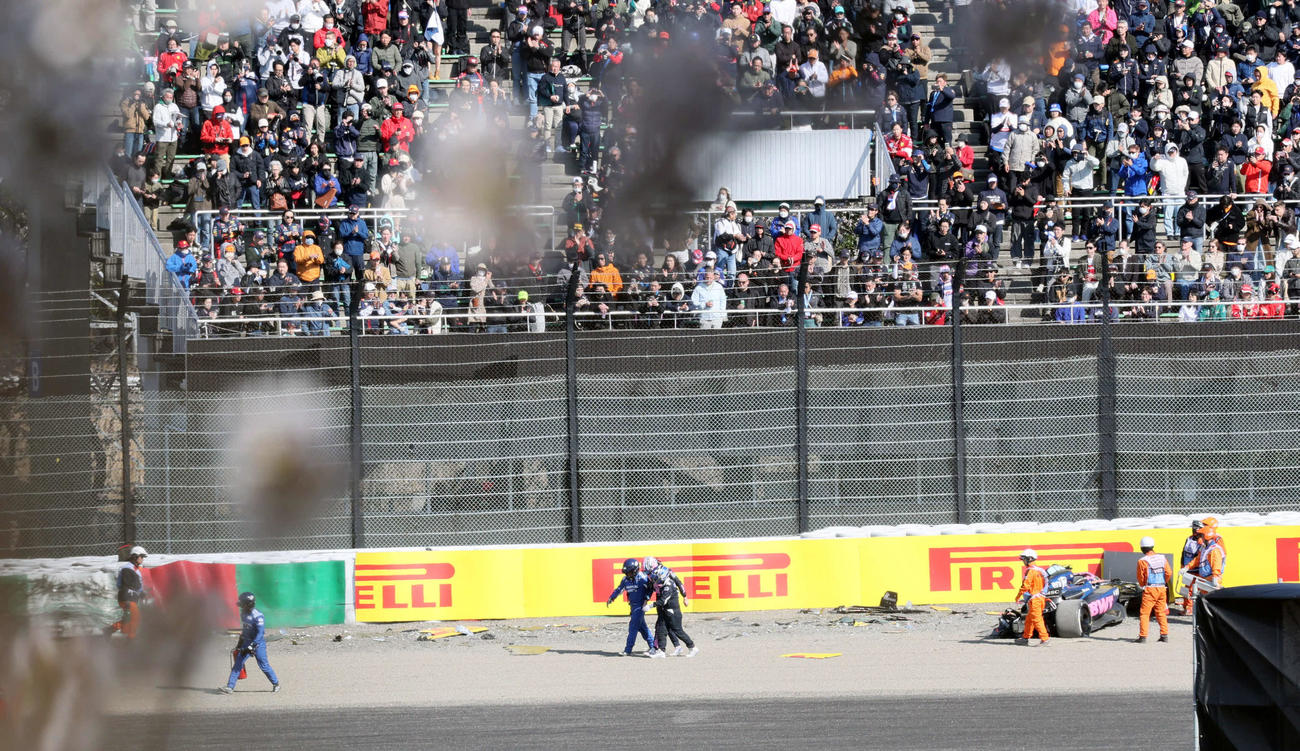 フリー走行2回目、1～2コーナーで外側フェンスに突っ込み大破したドゥーハン（中央）のアルピーヌ（撮影・宮崎幸一）