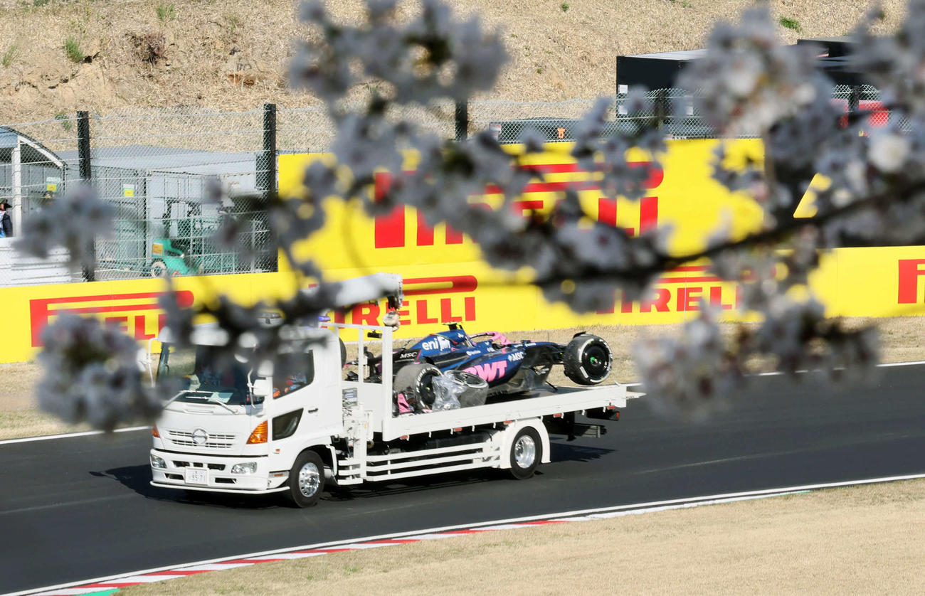 フリー走行2回目、1～2コーナーで外側フェンスに突っ込み大破し、レッカー車で回収されるドゥーハンのアルピーヌ（撮影・宮崎幸一）