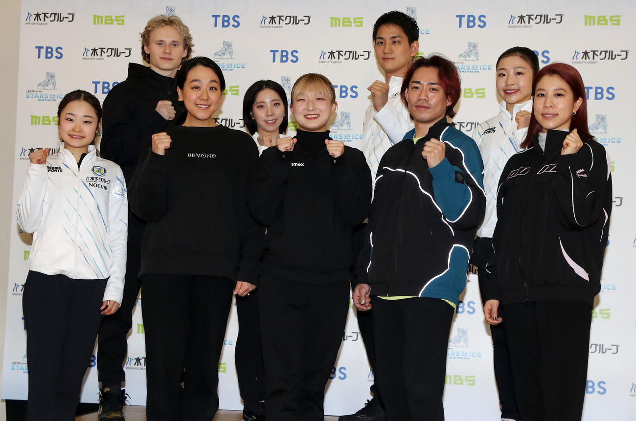 記念写真に納まる前列左から島田麻央、浅田真央、坂本花織、高橋大輔、村元哉中、後列左からイリア・マリニン、三浦璃来、木原龍一、千葉百音（撮影・加藤哉）